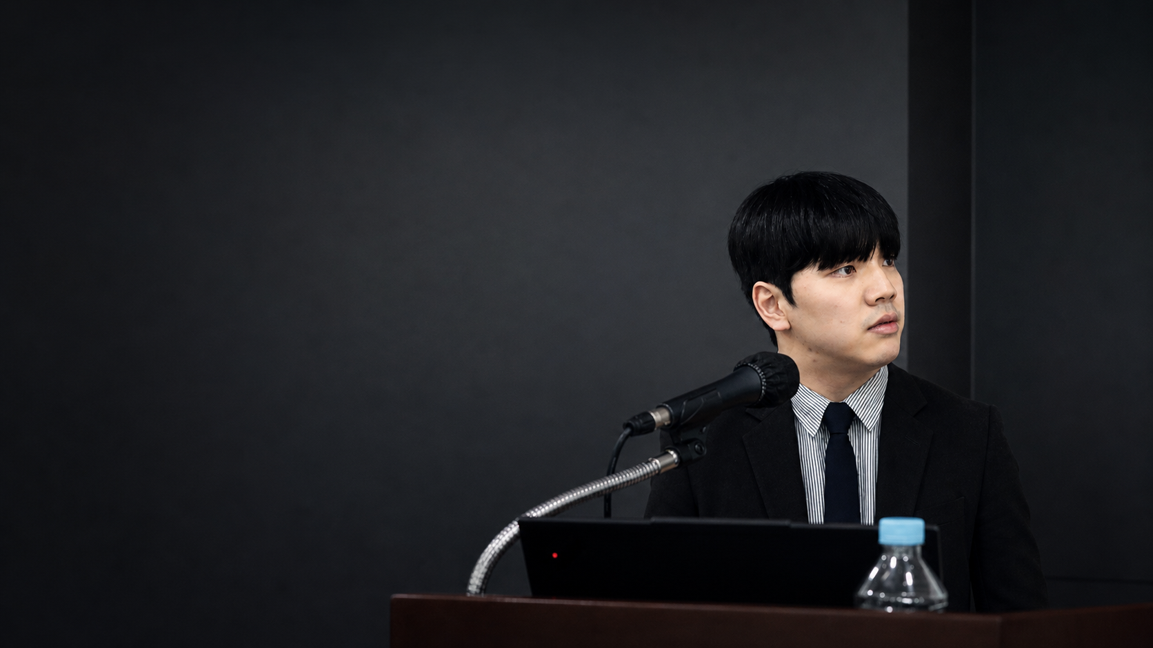 발표 중인 박찬웅 배경 사진